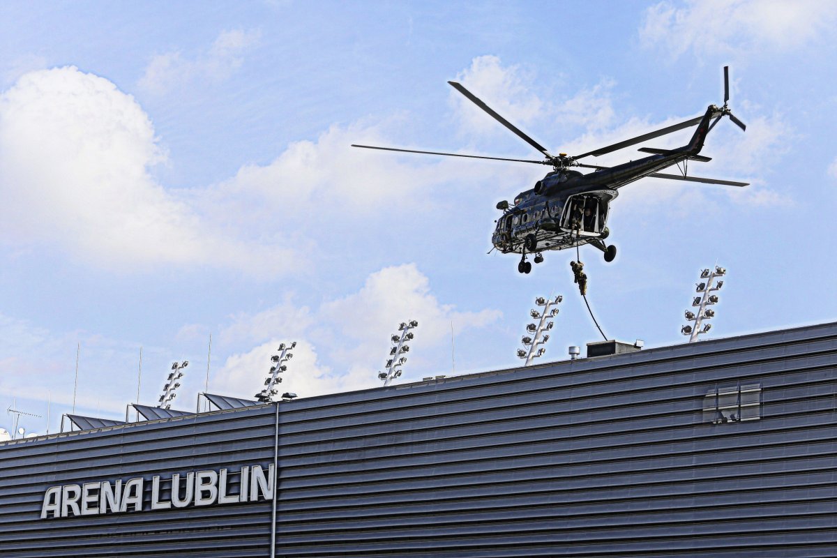 Śmigłowiec policyjny leci nad Arena Lublin.
