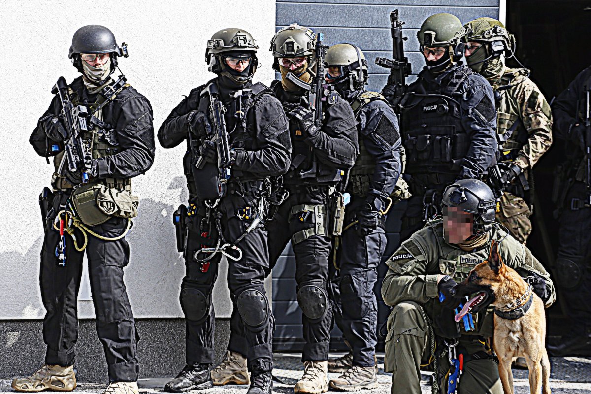 Policyjnci z Samodzielnego Pododdziału Kontrterrorystycznego z psem szturmowym.