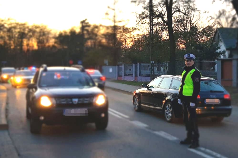fot. policjant kieruje ruchem 