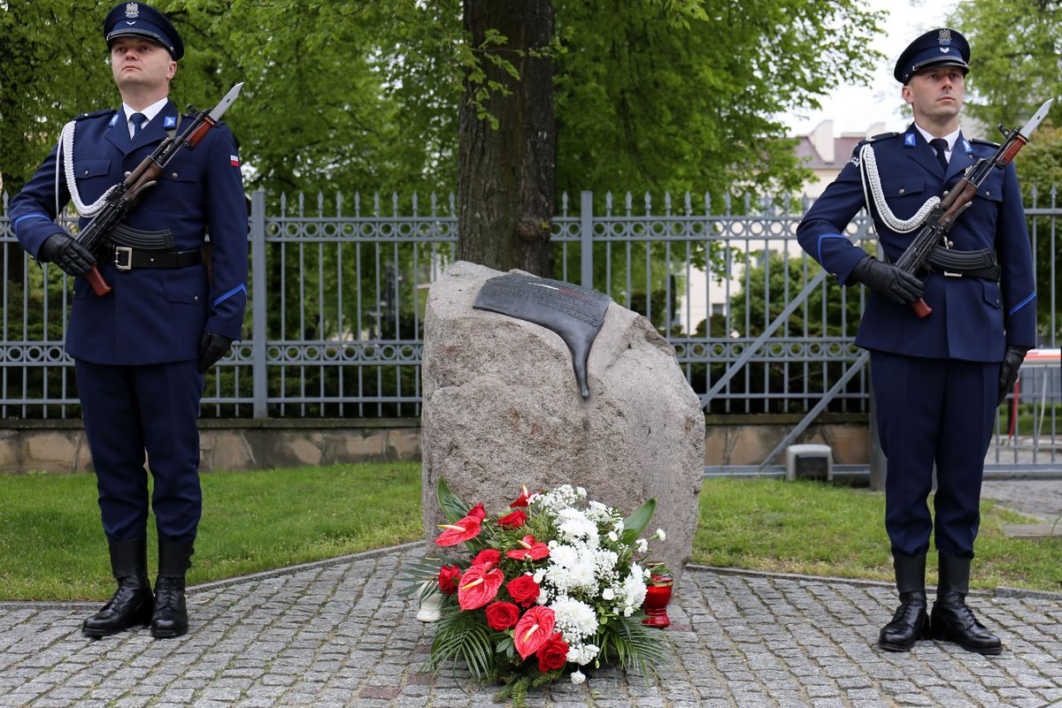 Policjanci z asysty honorowej przy pomniku ofiar funkcjonariuszy z czasów Drugiej Wojny Światowej