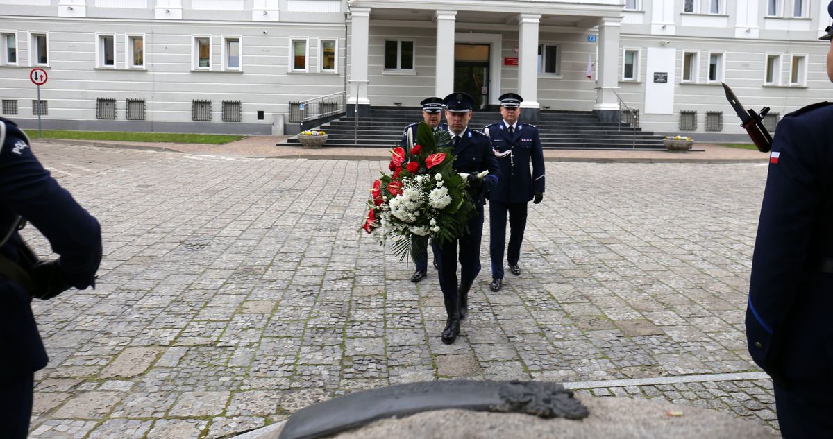 Uroczyste składanie wieńca po pomnikiem pomordowanych funkcjonariuszy w Miednoju i innych miejscach w czasie Drugiej Wojny Światowej na placu Komendy Wojewódzkiej Policji w Lublinie