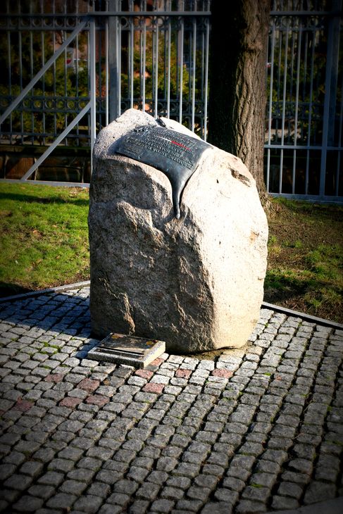 Pomnik-tablica poświęcony jest pomordowanym policjantom II Rzeczpospolitej. Na zdjęciu widnieje całość pomnika kamień z tablicą. 