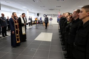 Kapelani lubelskiej policji błogosławią nowo przyjętych policjantów.