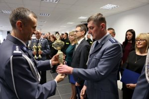 Komendant Wojewódzki Policji w Lublinie wręcza nagrody dla zwycięzców „Turnieju Służby Dyżurnej Jednostek Organizacyjnych Policji”