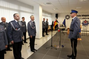 Dowódca uroczystości składa meldunek na zakończenie Komendantowi Wojewódzkiemu Policji w Lublinie.
