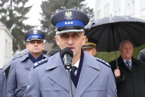 Komendant Wojewódzki Policji w Lublinie przemawia do zgromadzonych gości.