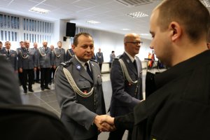Zastępcy Komendanta Wojewódzkiej Policji w Lublinie gratulują nowym policjantów wstąpienia w szeregi Policji.