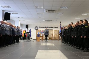 Szeroki plan zdjęcia. Po prawej nowi policjanci w środku dowódca uroczystości zaś po lewej kadra kierownicza Komendy Wojewódzkiej Poli w Lublinie.