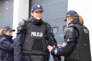 Trzy policjantki w ubraniu ochronnym.