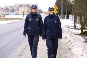Dwie policjantki idą ulicą.