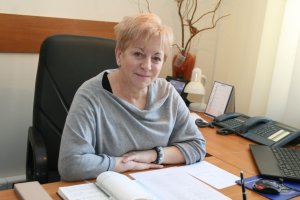 Pani naczelnik wydziału Prezydialnego KWP Lublin siedzi przy biurku uśmiecha się.