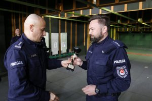 Policjant otrzymuje puchar od Dowódcy OPP Lublin za 3 miejsce indywidualne.