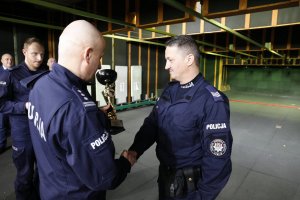 Policjant otrzymuje puchar od Dowódcy OPP Lublin za 1 miejsce indywidualne.