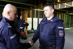 Policjant otrzymuje puchar od Dowódcy OPP Lublin za 2 miejsce indywidualne.