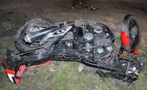 fot. zdjęcie motocykla, który brał udział w wypadku