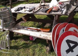 fot. zdjęcie zabezpieczonej nielegalnej broni i amunicji w gm. Karczmiska
