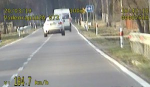 kadr z z nagrania z  policyjnego videorejestratora, na którym widać pojazd, który jedzie z prędkością ponad 180 km/h