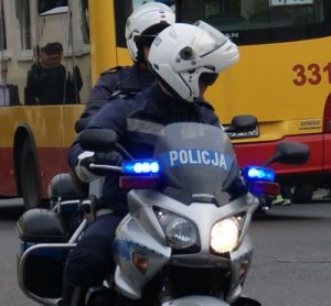 policjanci w kaskach na służbowych motocyklach