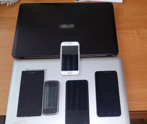 zabezpieczone telefony i laptop