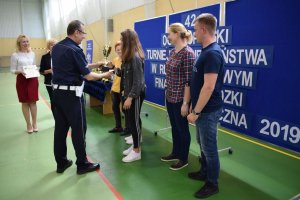 Naczelnik WRD KWP w Lublinie wręcza puchary laureatom konkursu