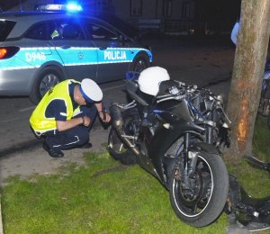 policjant podczas oględzin motocykli biorących udział w wypadku