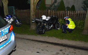 policjant podczas oględzin motocykli biorących udział w wypadku