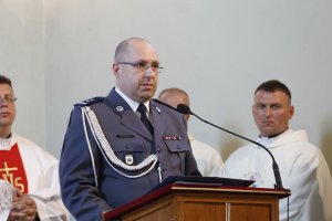 W kościele przemawia ZASTĘPCA KOMENDANTA GŁÓWNEGO POLICJI mł. insp. Tomasz Szymański.
