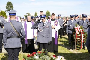 Komendant Wojewódzki Policji w Lublinie oddaje honor przy grobie sierż. szt. Tomasza Iwańca.