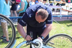 policjant znakujący rower