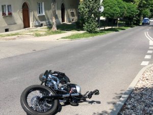 fot. wywrócony motocykl biorący udział w wypadku drogowym w Chełmie