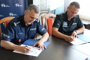 fot. podpisywane porozumienie pomiędzy przedstawicielami Policji i Służby Więziennej