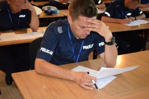 fot. policjant pisze test wiedzy