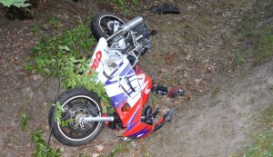 fot. leżący na trawie motocykl 21-latka po zderzeniu z łosiem