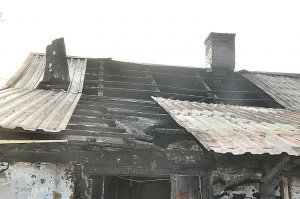 spalony dach budynku