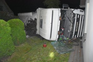 fot. Przewrócona ciężarówka w Polichnie