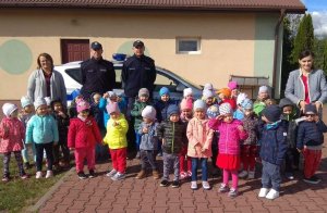 fot. policjanci z wizytą u dzieci w Stoczku Łukowskim