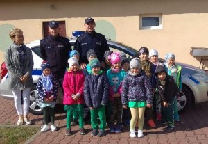 fot. policjanci z wizytą u dzieci w Stoczku Łukowskim