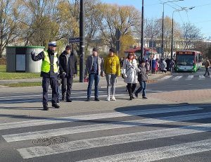 fot. policjant z pieszymi na przejściu