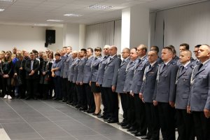 Kadra kierownicza garnizonu lubelskiego w tle rodziny nowych funkcjonariuszy.