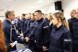 Komendant Wojewódzka Policji w Lublinie gratuluje nowym policjantom.