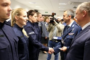 Wicewojewoda Lubelski - Robert Gmitruczuk oraz Komendant Wojewódzki Policji w Lublinie gratuluje nowym policjantom.