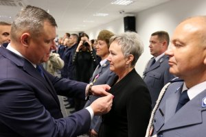 Wicewojewoda Lubelski Robert Gmitruczuk wręcza odznaczenie pracownicy Komendy Wojewódzkiej Policji w Lublinie.