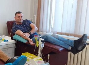 sierz.szt.Radoslaw Blaszczuk podczas mikolajkowej akcji oddawania krwi