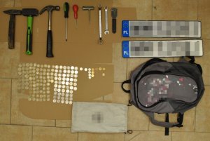 narzędzia, tablice rejestracyjne, monety, worek i plecak