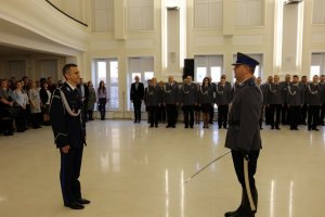 Komendant Wojewódzki Policji w Lublinie przyjmuje meldunek od dowódcy uroczystości.
