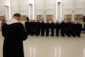 Kapelani policji lubelskiej błogosławią nowych policjantów.