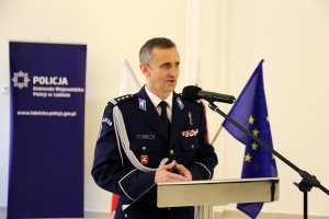 Komendant Wojewódzki Policji w Lublinie wypowiada rotę ślubowania dla nowych funkcjonariuszy.