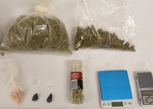 fot. substancje i przedmioty zabezpieczone przez policjantów