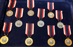 Ułożone na tacy obok siebie medale dla wyróżnionych funkcjonariuszy.