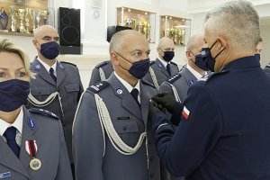 Komendant Wojewódzki Policji w Lublinie odznacza medalem wyróżnionego policjanta.